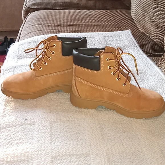Timberland kids boot, size 13.5, pre loved cond. Waterproof, Unisex - Picture 7 of 9